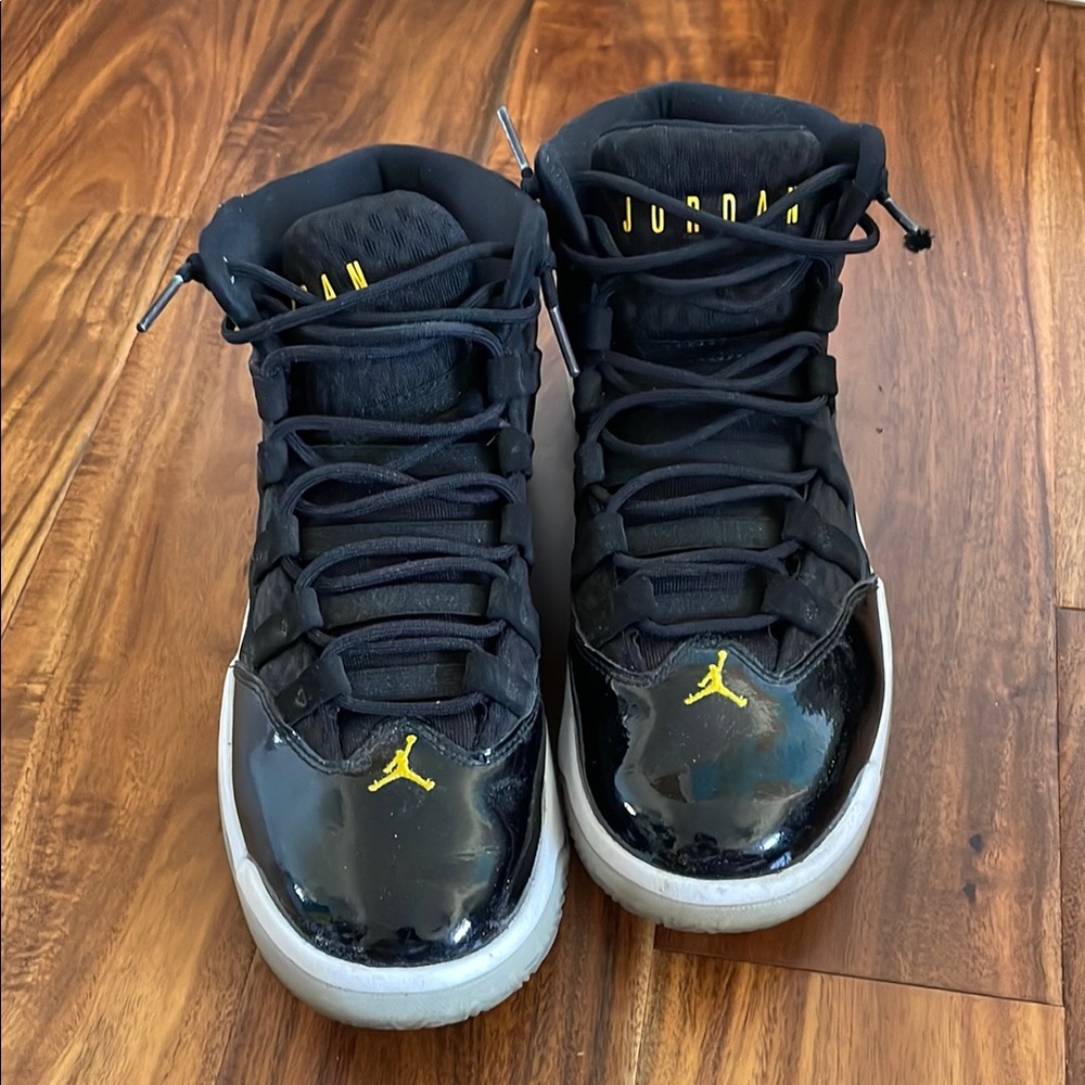 Black jordan basketball shoe